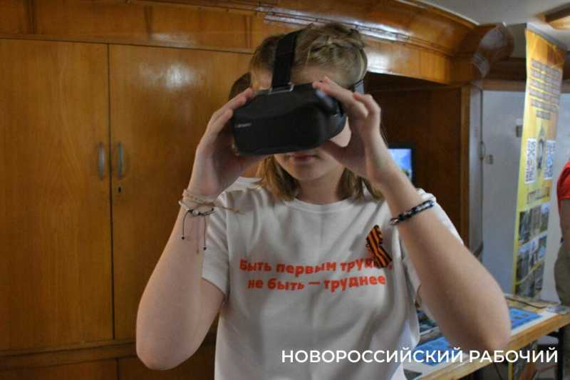 Новороссийские школьники побывали на редкой выставке оружия