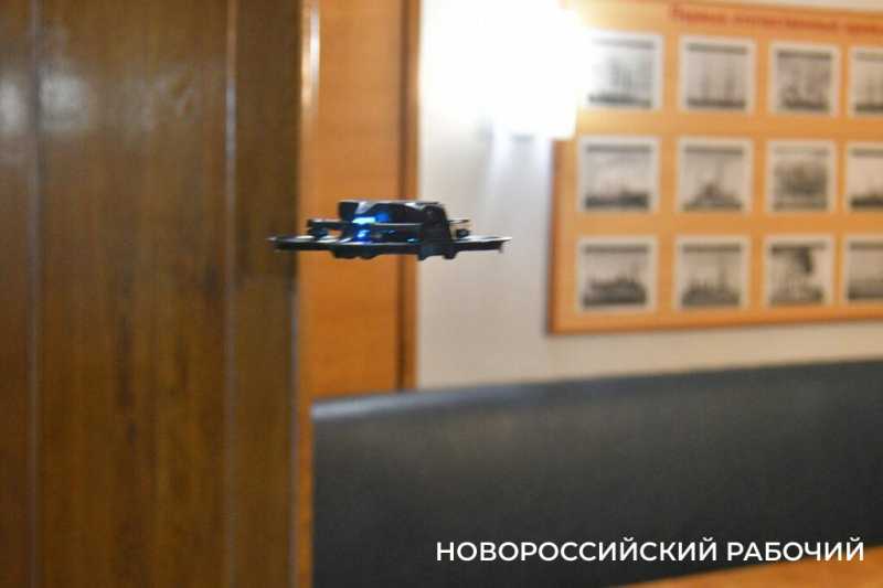 Новороссийские школьники побывали на редкой выставке оружия