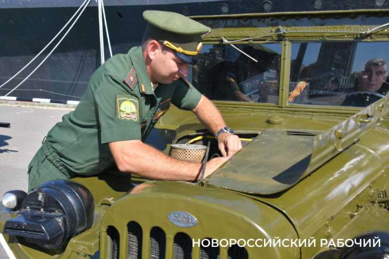 Новороссийские школьники побывали на редкой выставке оружия