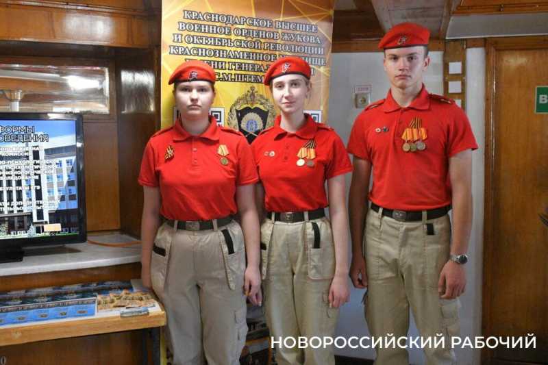 Новороссийские школьники побывали на редкой выставке оружия
