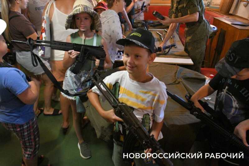 Новороссийские школьники побывали на редкой выставке оружия