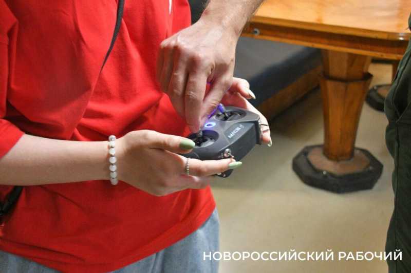 Новороссийские школьники побывали на редкой выставке оружия