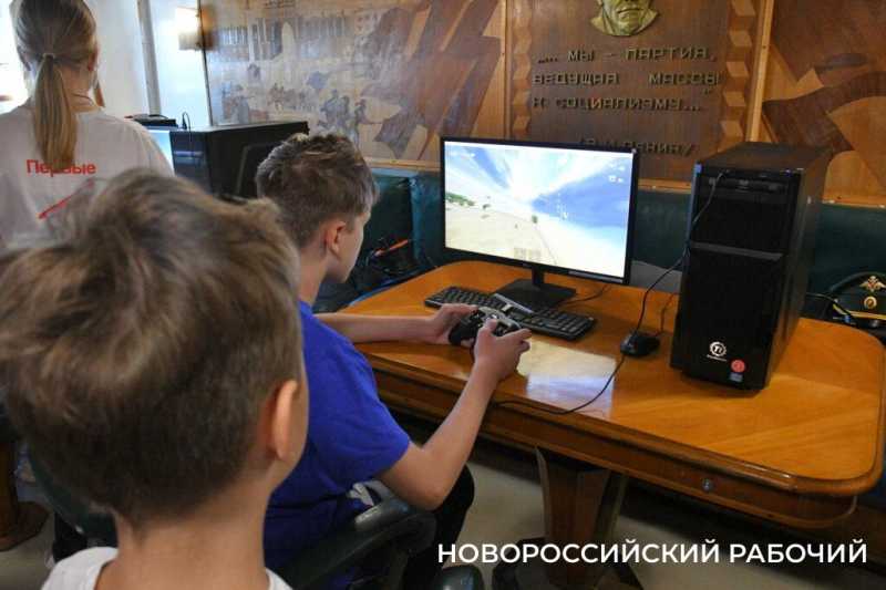 Новороссийские школьники побывали на редкой выставке оружия