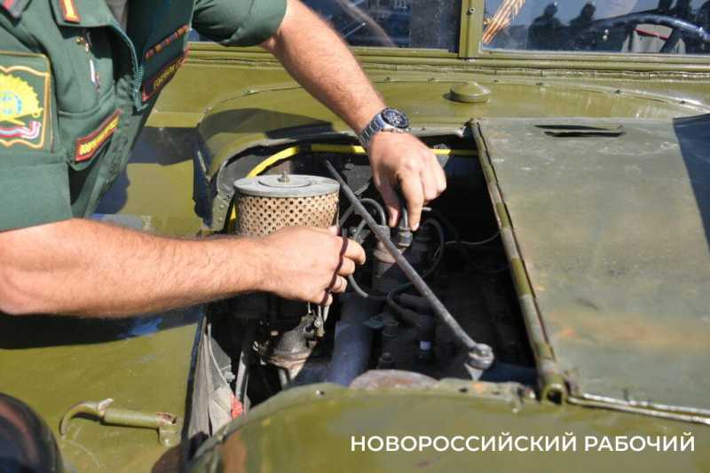 Новороссийские школьники побывали на редкой выставке оружия