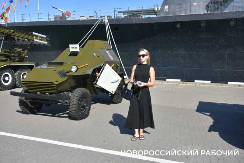Новороссийские школьники побывали на редкой выставке оружия
