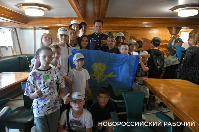 Новороссийские школьники побывали на редкой выставке оружия