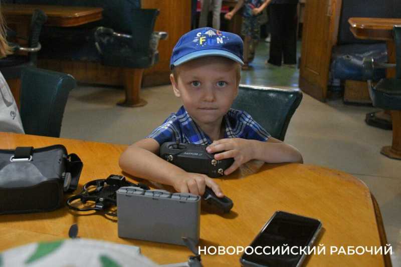 Новороссийские школьники побывали на редкой выставке оружия