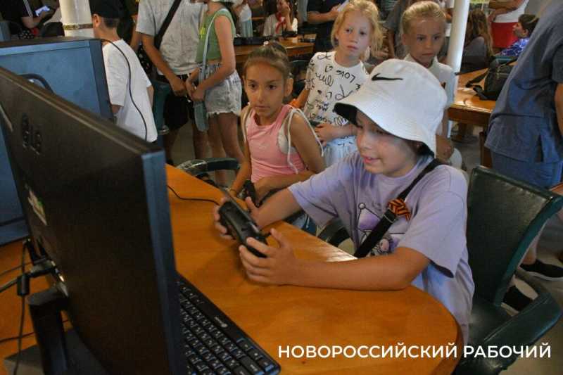 Новороссийские школьники побывали на редкой выставке оружия