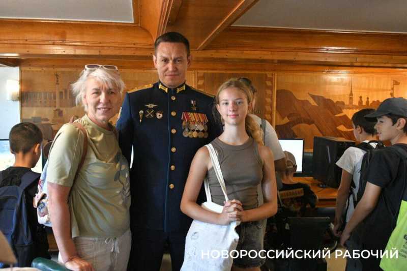 Новороссийские школьники побывали на редкой выставке оружия