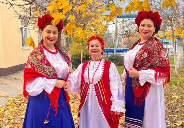 Первая красавица Новороссийска стала солисткой  и поет народные песни