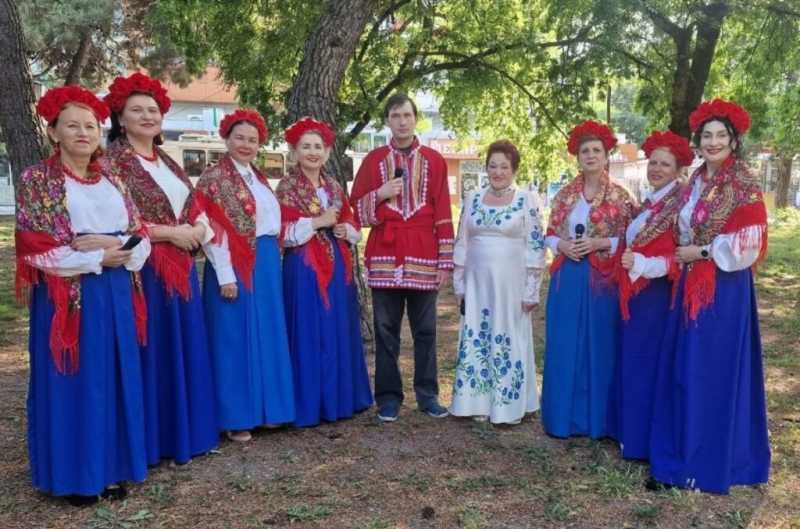 Первая красавица Новороссийска стала солисткой  и поет народные песни