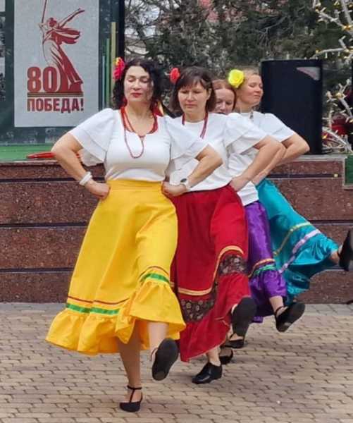 Первая красавица Новороссийска стала солисткой  и поет народные песни