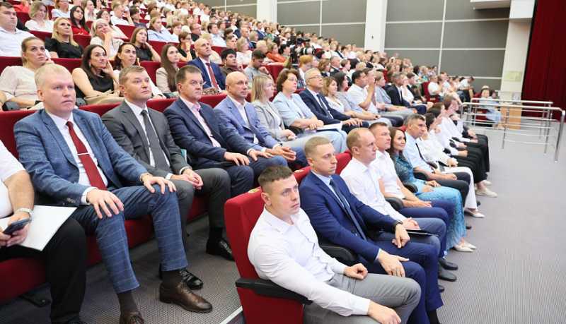 По поручению Вениамина Кондратьева с 2026 года краевую надбавку школьным учителям увеличат на 5 тысяч рублей