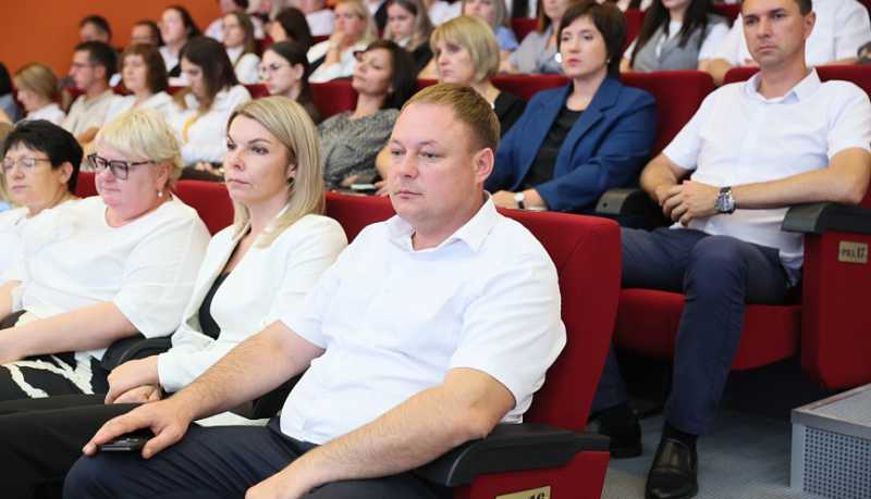 По поручению Вениамина Кондратьева с 2026 года краевую надбавку школьным учителям увеличат на 5 тысяч рублей