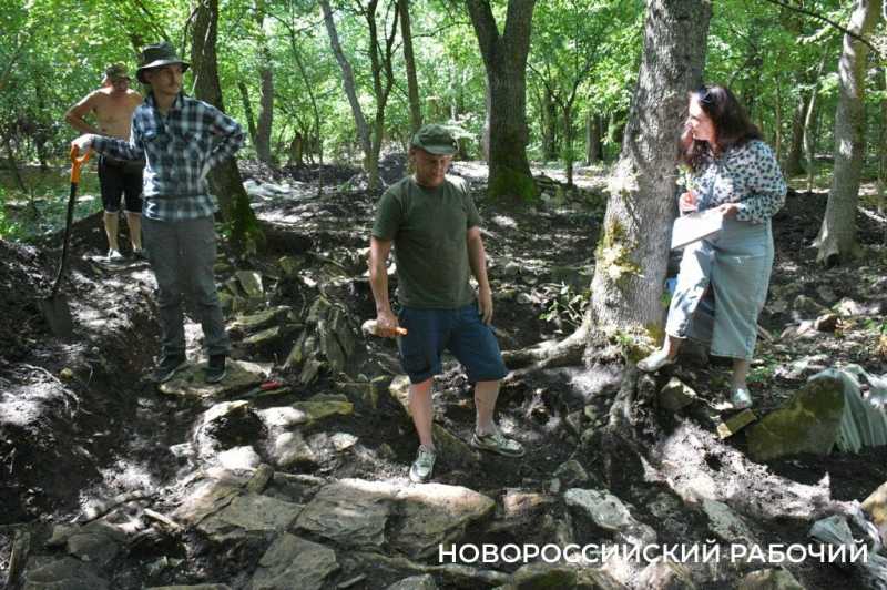 Под Новороссийском археологи раскопали древнюю долину цист