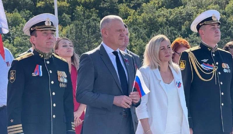 Шестиметровый флаг Российской Федерации возвысился над городом-героем Новороссийском