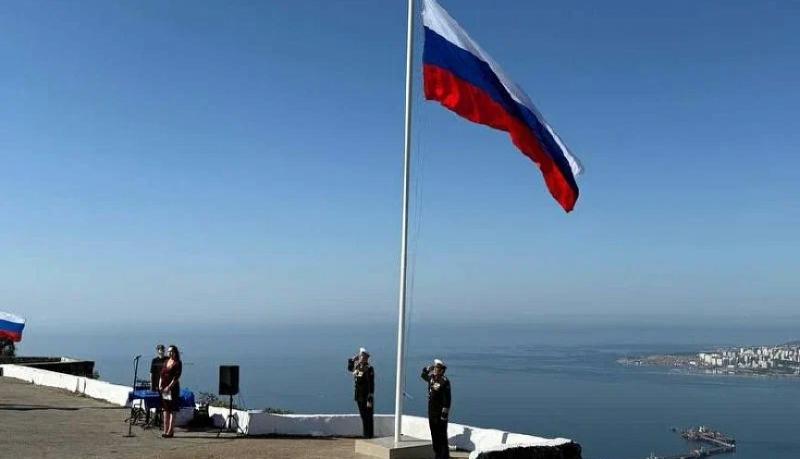 Шестиметровый флаг Российской Федерации возвысился над городом-героем Новороссийском