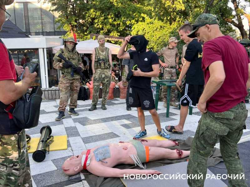 Стояли на голове, боролись с рыцарями. В Новороссийске прошел День физкультурника