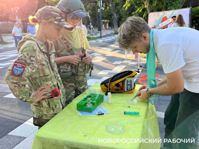 Стояли на голове, боролись с рыцарями. В Новороссийске прошел День физкультурника