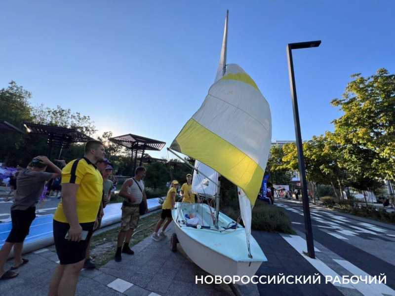 Стояли на голове, боролись с рыцарями. В Новороссийске прошел День физкультурника