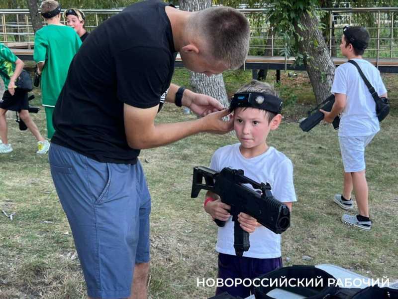 Стояли на голове, боролись с рыцарями. В Новороссийске прошел День физкультурника