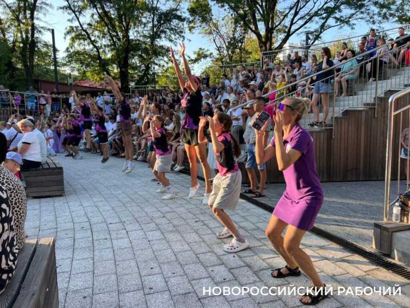 Стояли на голове, боролись с рыцарями. В Новороссийске прошел День физкультурника