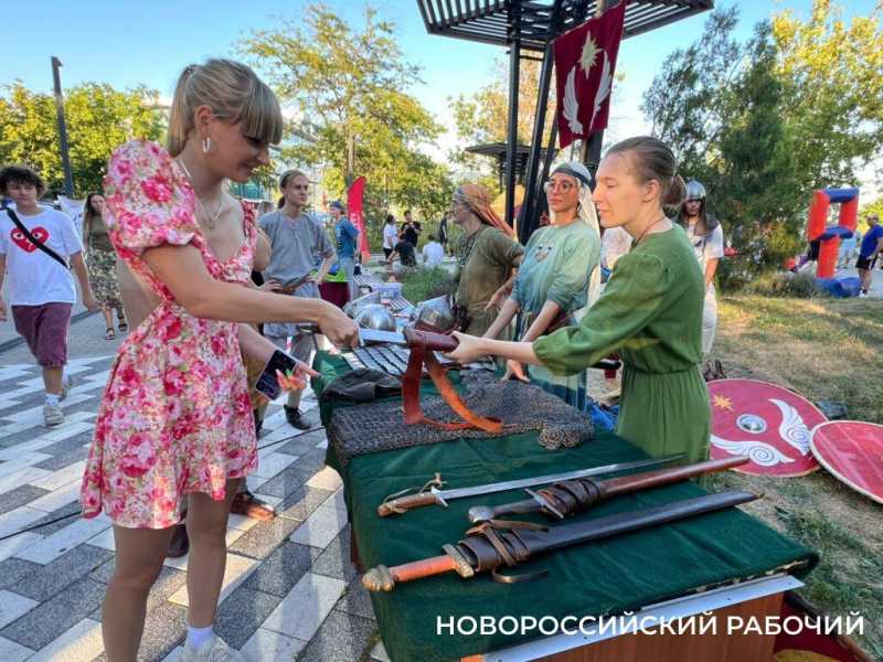 Стояли на голове, боролись с рыцарями. В Новороссийске прошел День физкультурника
