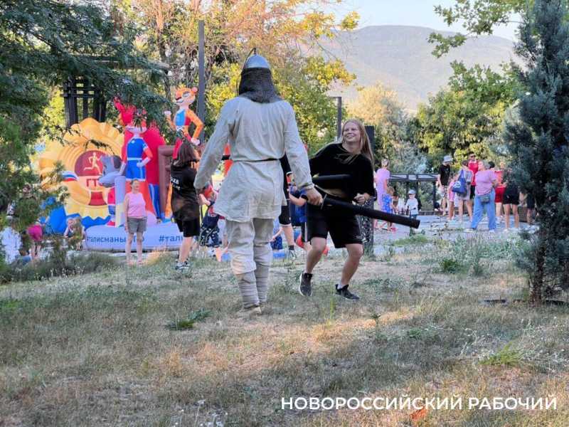 Стояли на голове, боролись с рыцарями. В Новороссийске прошел День физкультурника