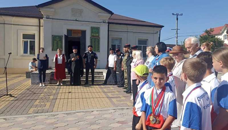 Торжества в честь Дня Государственного флага РФ прошли в сельских округах Новороссийска с участием казачьей молодежи
