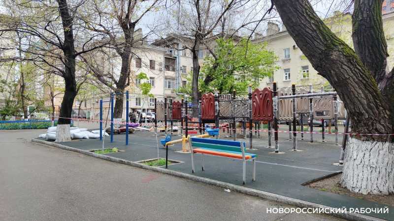 Третий год жители Новороссийска ждут ремонта детской площадки после «Ненормального»
