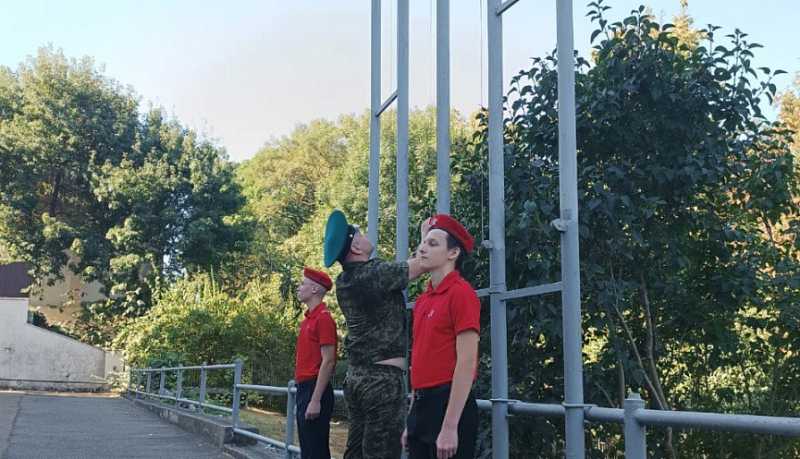 В Абрау-Дюрсо в День Государственного флага России прошел автопробег на джипах и ретроавтобусе