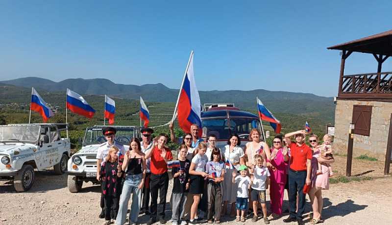 В Абрау-Дюрсо в День Государственного флага России прошел автопробег на джипах и ретроавтобусе