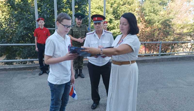 В Абрау-Дюрсо в День Государственного флага России прошел автопробег на джипах и ретроавтобусе