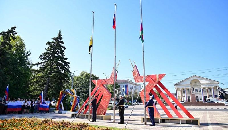 В городе-герое Новороссийске состоялось торжественное мероприятие с развертыванием 50-метрового триколора в честь Дня Государственного флага Российской Федерации
