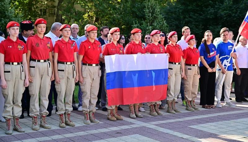 В городе-герое Новороссийске состоялось торжественное мероприятие с развертыванием 50-метрового триколора в честь Дня Государственного флага Российской Федерации