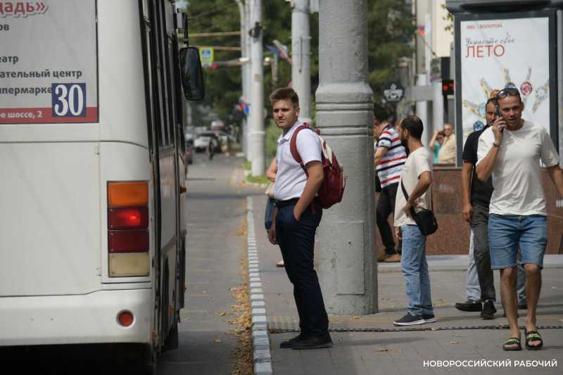 В Новороссийске есть остановки без тени и скамейки