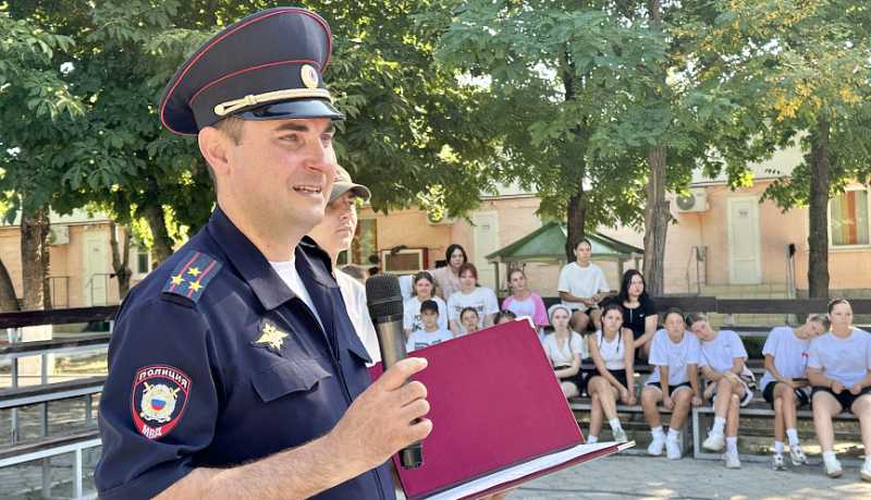 В Новороссийске полицейские и спортсмены принимают участие во Всероссийской акции «Зарядка со стражем порядка»