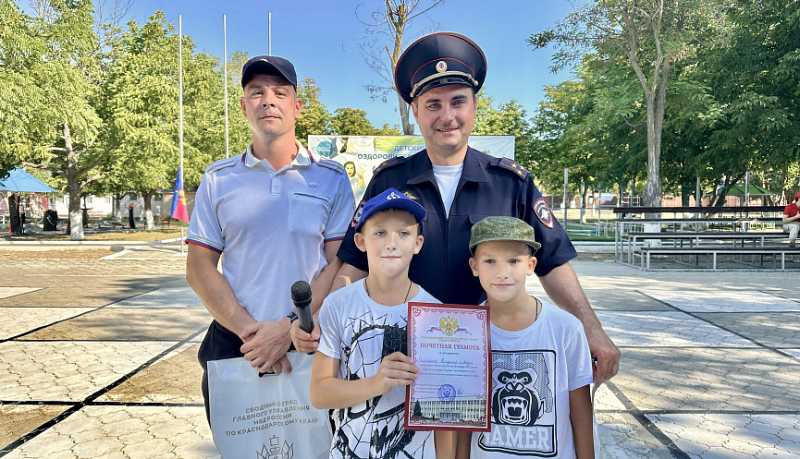 В Новороссийске полицейские и спортсмены принимают участие во Всероссийской акции «Зарядка со стражем порядка»