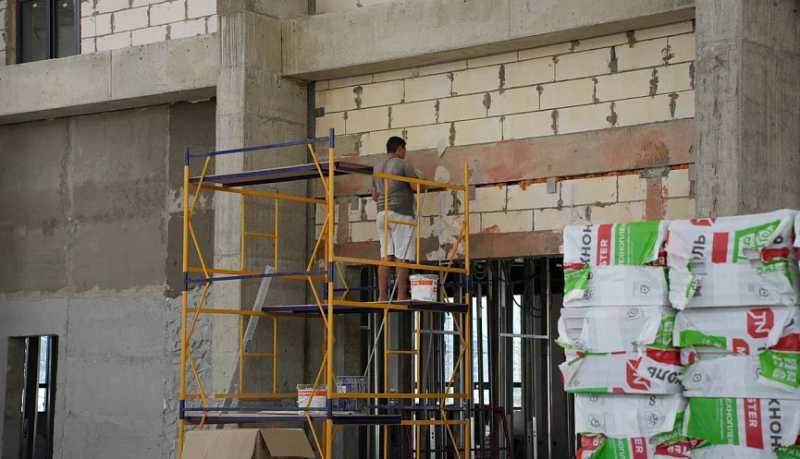 В Новороссийске строительная готовность спорткомплекса для прыжков на батуте составляет 75%