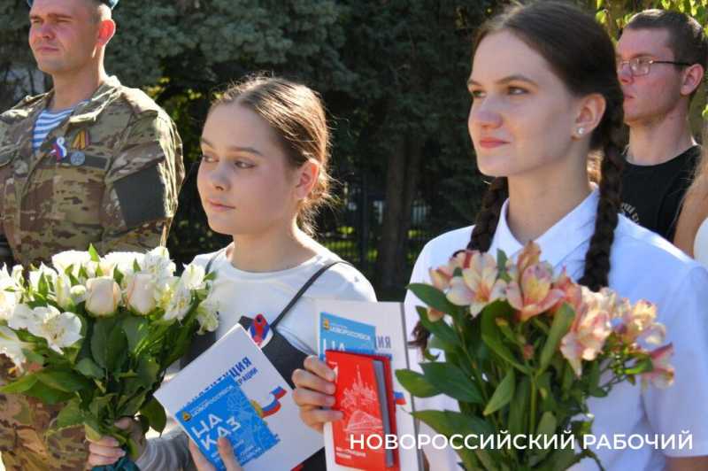 В Новороссийске торжественно отметили День Государственного Флага