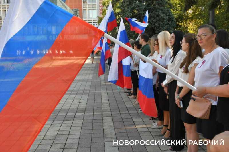 В Новороссийске торжественно отметили День Государственного Флага