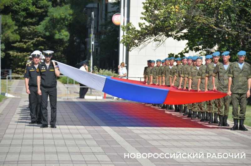 В Новороссийске торжественно отметили День Государственного Флага