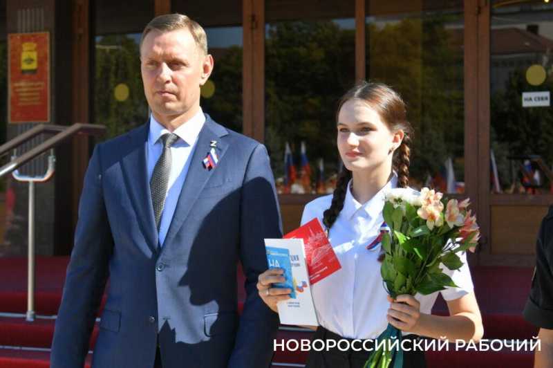 В Новороссийске торжественно отметили День Государственного Флага