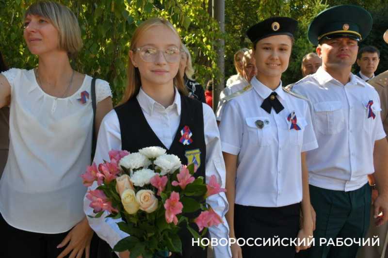 В Новороссийске торжественно отметили День Государственного Флага