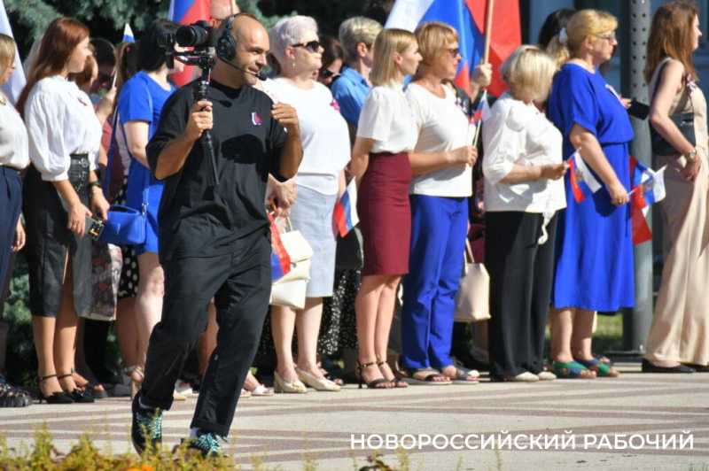 В Новороссийске торжественно отметили День Государственного Флага