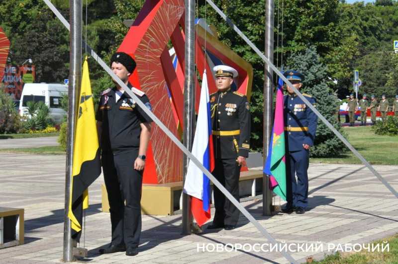 В Новороссийске торжественно отметили День Государственного Флага