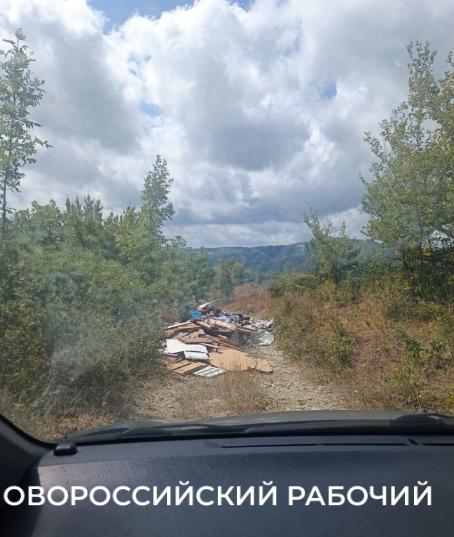 Жителям новороссийского СНТ забаррикадировали дорогу… мусором