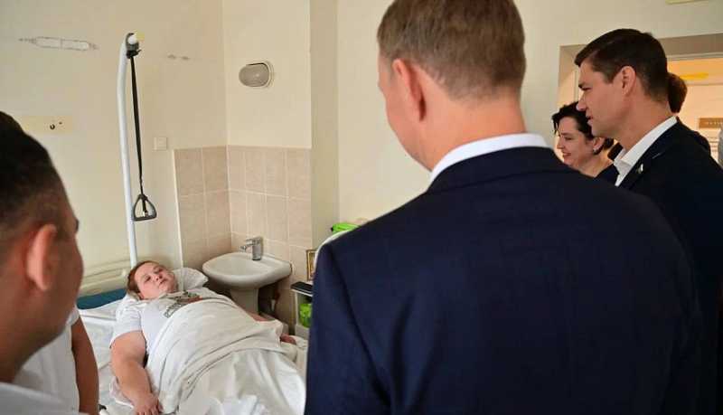 Андрей Кравченко навестил в горбольнице новороссийцев, пострадавших в результате атаки ВСУ