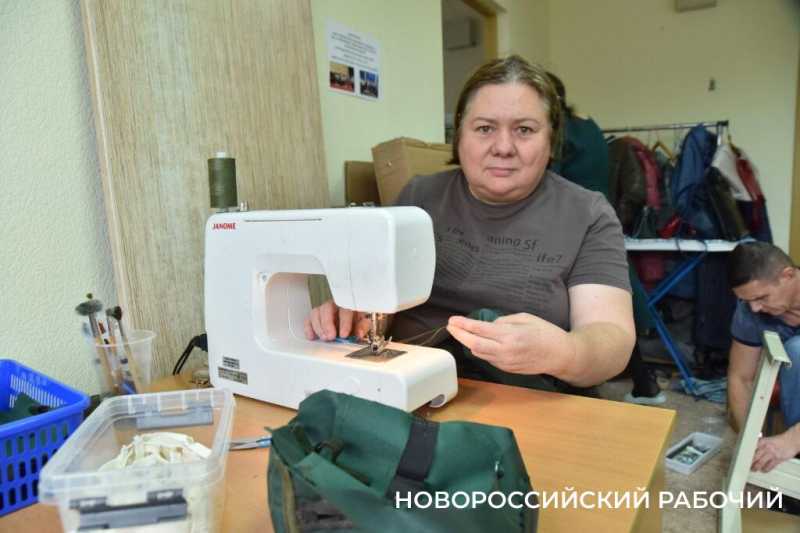 Бабушки Новороссийска начали солить для военных капусту и огурцы