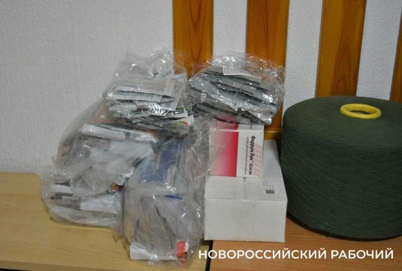 Бабушки Новороссийска начали солить для военных капусту и огурцы